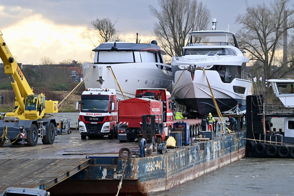 die größte Yacht der boot 2025, die Sanlorenzo SP92, 27,95 Meter lang und 105 Tonnen schwer, abgeladen. Sie kostet ca. 9,7 Millionen