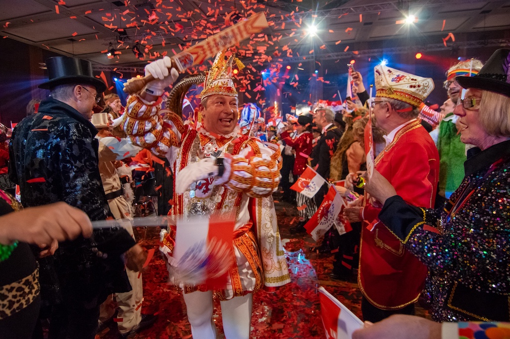 „Düsseldorf Helau“: Jubiläums-Fernsehsitzung begeistert mit abwechslungsreichem Programm