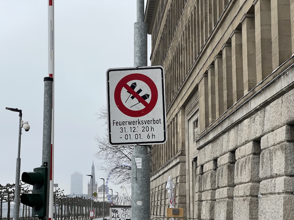 Feuerwerksverbot in Düsseldorfer Altstadt ignoriert – Chaos und gefährliche Szenen