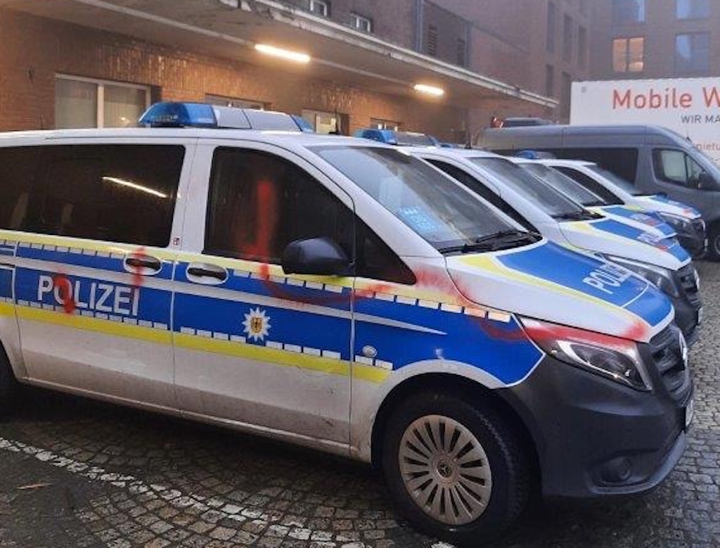 20-Jährige beschädigt Polizeifahrzeuge – Bundespolizei ermittelt
