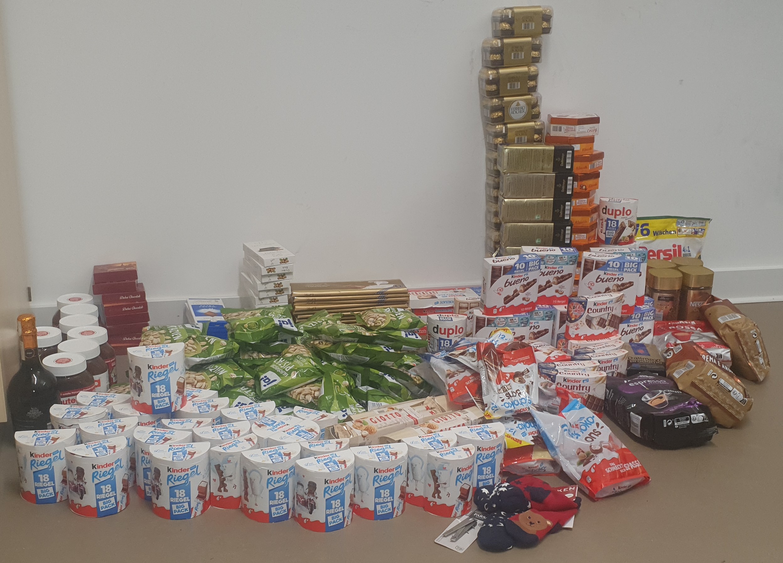 Eller: Diebesquartett beim Ladendiebstahl erwischt – Süßigkeiten sichergestellt