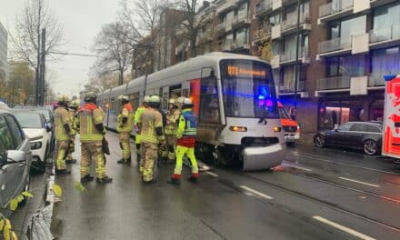 Straßenbahn kollidiert mit Pkw in Flingern Nord – Autofahrerin schwer verletzt und aus Wagen befreit