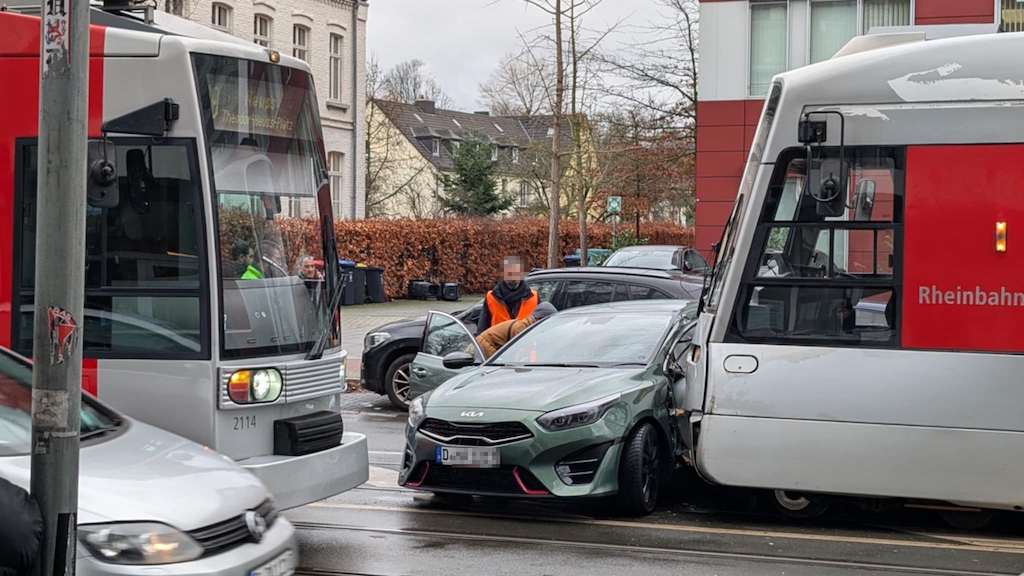 Auto kollidiert mit Straßenbahn – Zwei Verletzte in Düsseldorf