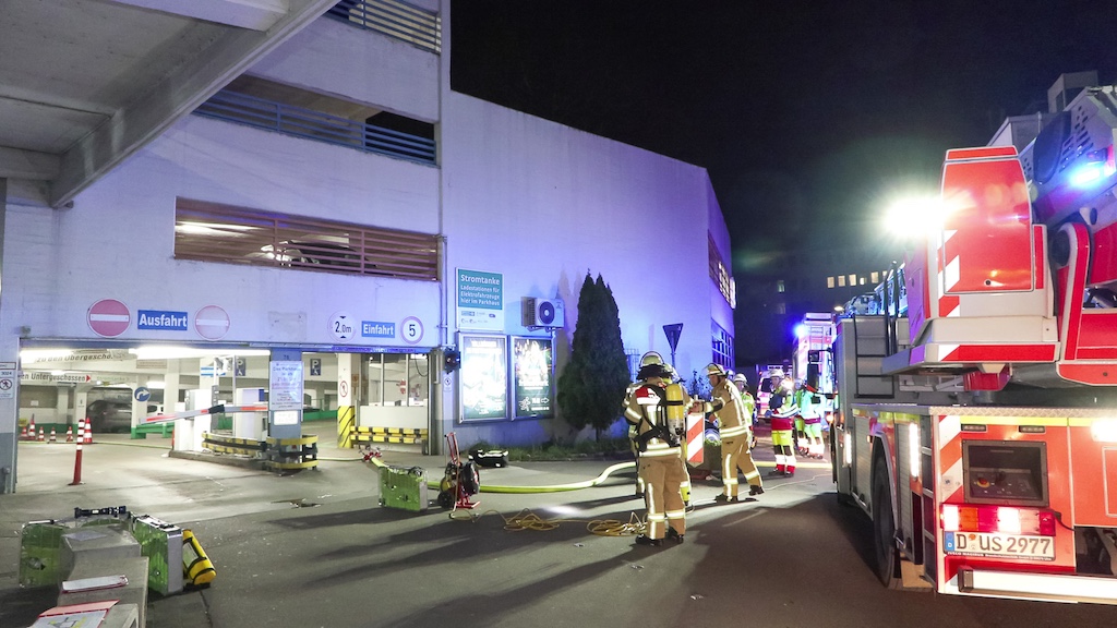 Feuerwehreinsatz in Düsseldorfer Parkhaus sorgt für Verkehrsbehinderungen