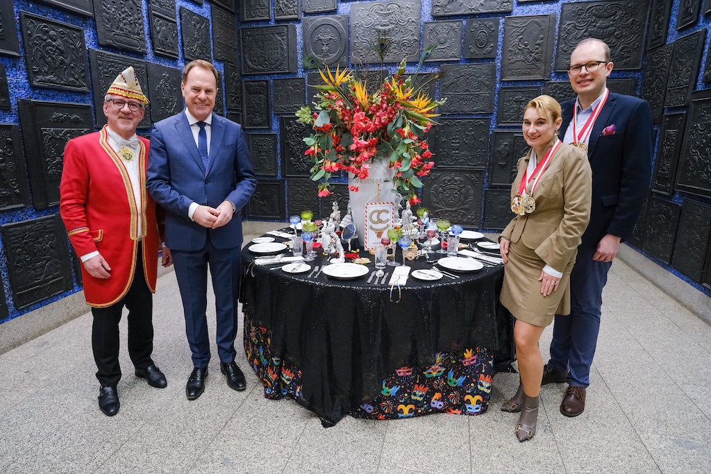 00 Jahre Karneval in Porzellan: Festtafel im Rathaus-Foyer