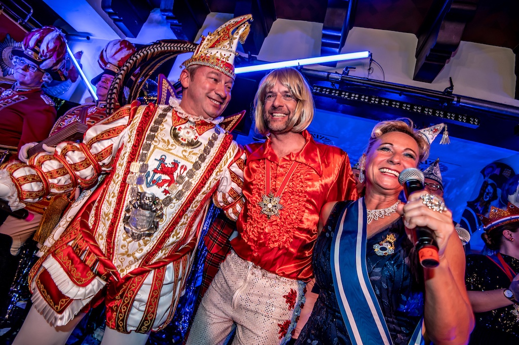 Blau-Weiss-Brauhausparty seit 13 Jahren Kult: Ex-Prinz Simon Lindecke begeistert als ABBA-Benny