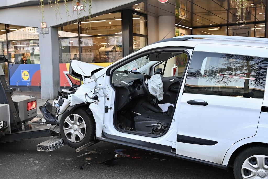 DSC_4338 PKW fährt unter einem parkenden LKW © Lokalbüro