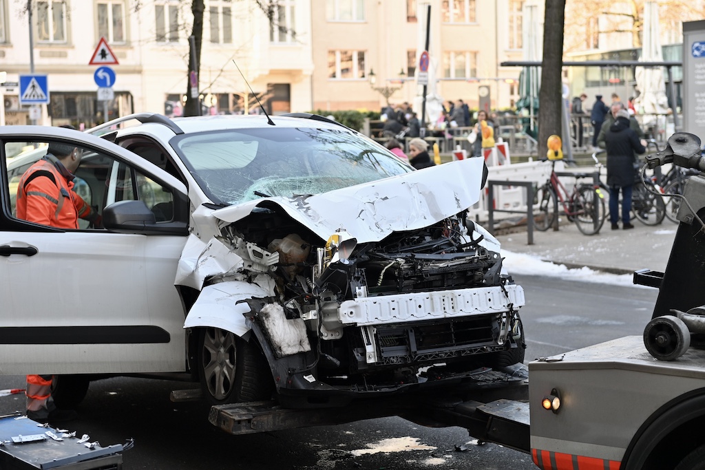 Schwerer Verkehrsunfall in der Düsseldorfer Innenstadt: Fahrer aus PKW befreit