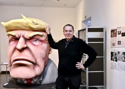 Jacques und sein Topmodell für den Rosenmontagszug 2025 © Lokalbüro