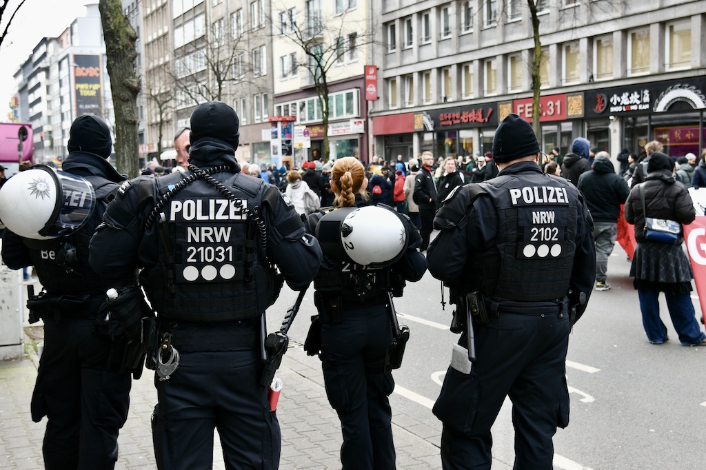 Polizeimeldung: Mehrere Demonstrationen in Düsseldorf – Friedlicher Verlauf trotz Verkehrsbehinderungen und sechs Strafanzeigen