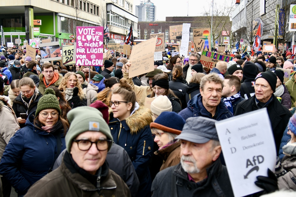 Tausende demonstrieren gegen Rechts in Düsseldorf – vereinzelt Zwischenfälle