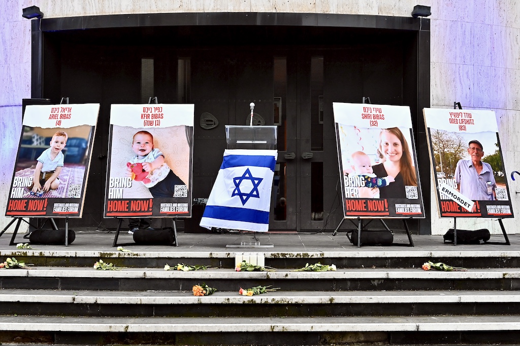 Große Anteilnahme bei Mahnwache vor Düsseldorfer Synagoge