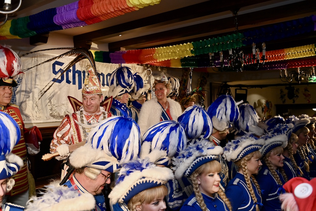 Düsseldorf feiert Karneval: Jecke Stimmung in der Altstadt