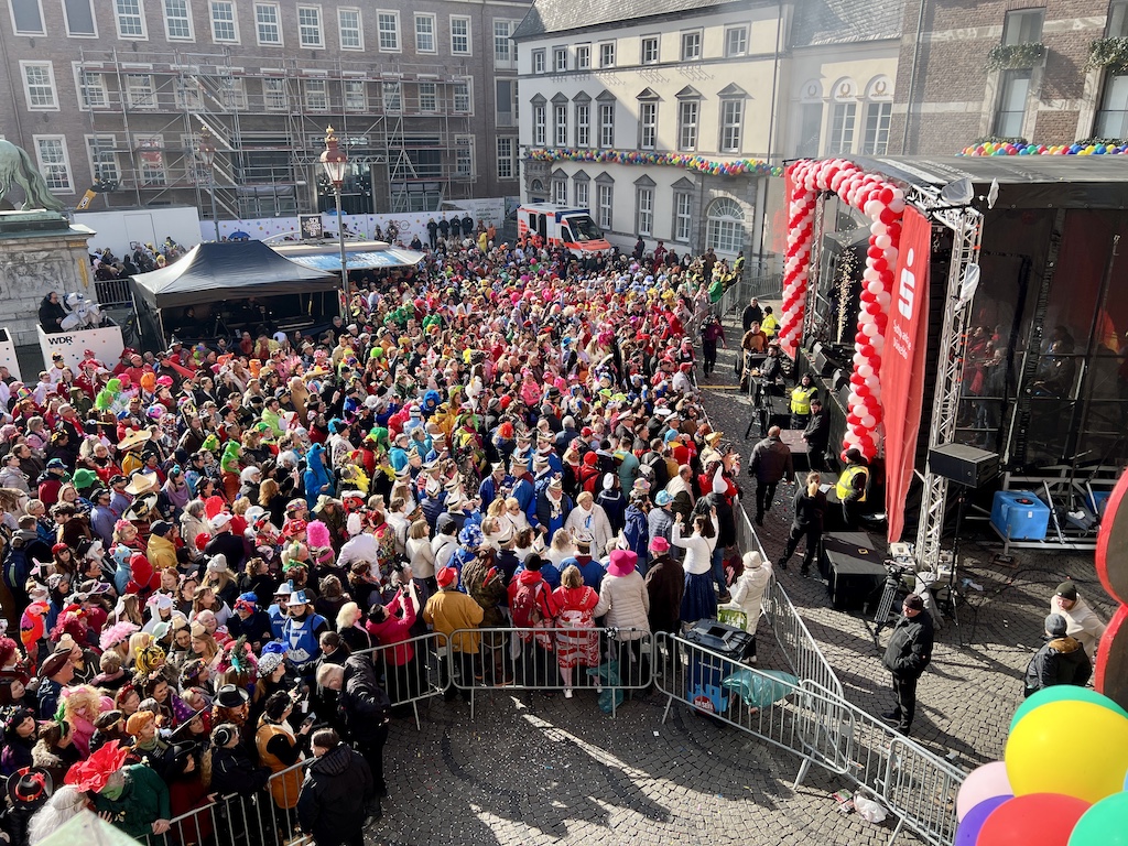 Bilanz der Düsseldorfer Polizei zu Altweiber: Einsatzleitung zieht positives Fazit