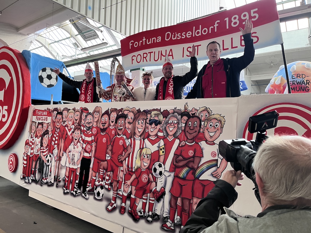 Kaum Kamelle vor laufender Kamera und Ehrentribüne