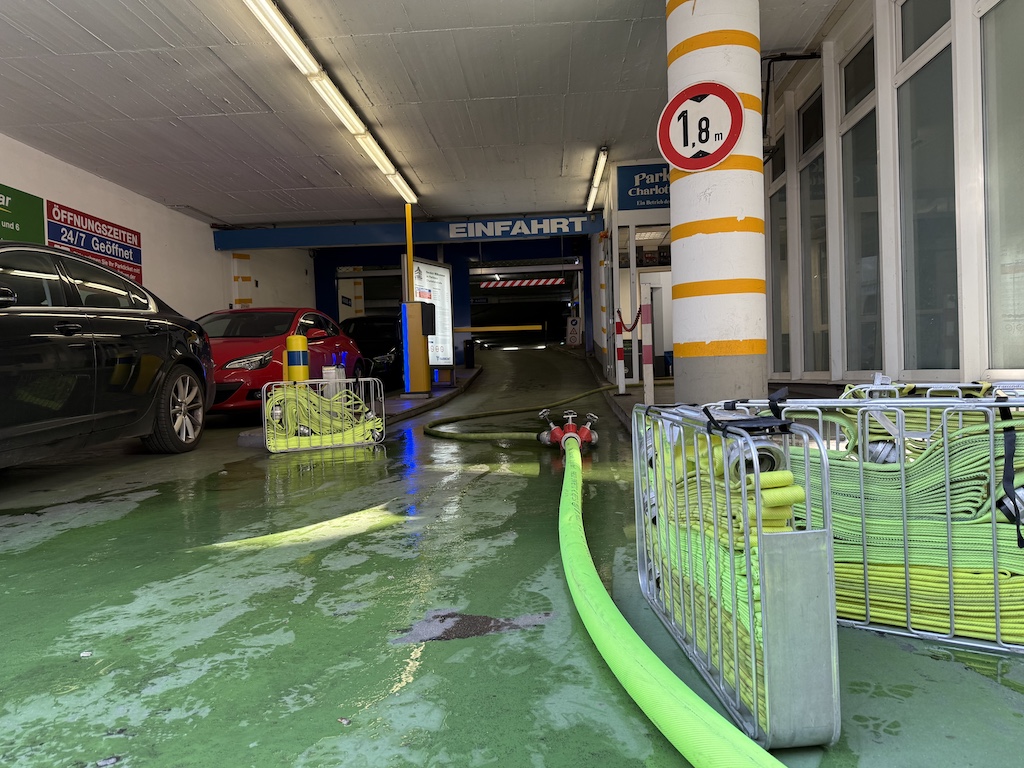 Feuer in einer Großgarage in der Innenstadt