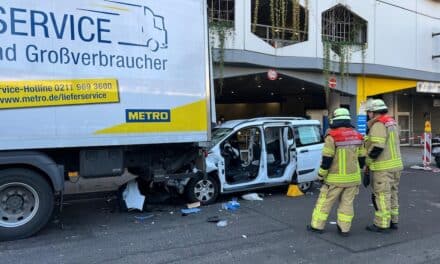 Schwerer Verkehrsunfall auf der Benrather Straße – Fahrer verstirbt im Krankenhaus
