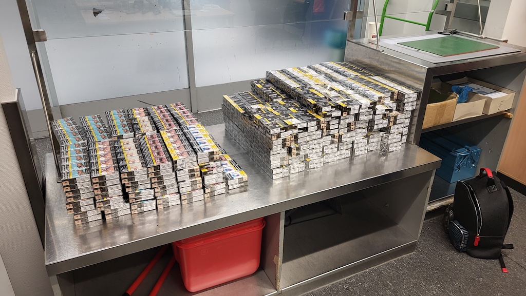 Mit 30.000 Zigaretten erwischt – Reisender dachte, das sei in Ordnung