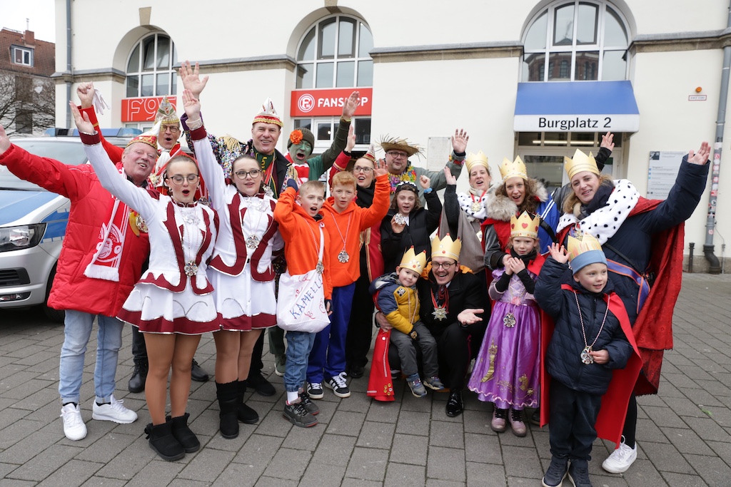 OB Dr. Keller verteilt Karnevalsorden an Kinder und Jugendliche