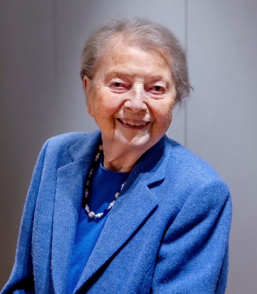 Dr. Esther Betz wird für ihr Lebenswerk mit dem Großen Ehrenring der Landeshauptstadt Düsseldorf ausgezeichnet,(c)Landeshauptstadt Düsseldorf/Anne Orthen Dr. Esther Betz wird für ihr Lebenswerk mit dem Großen Ehrenring der Landeshauptstadt Düsseldorf ausgezeichnet,(c)Landeshauptstadt Düsseldorf/Anne Orthen