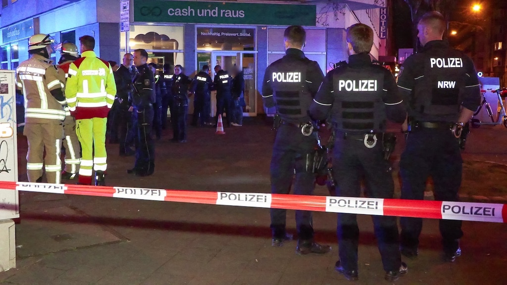 Großeinsatz der Polizei und Rettungskräfte auf der Hüttenstraße