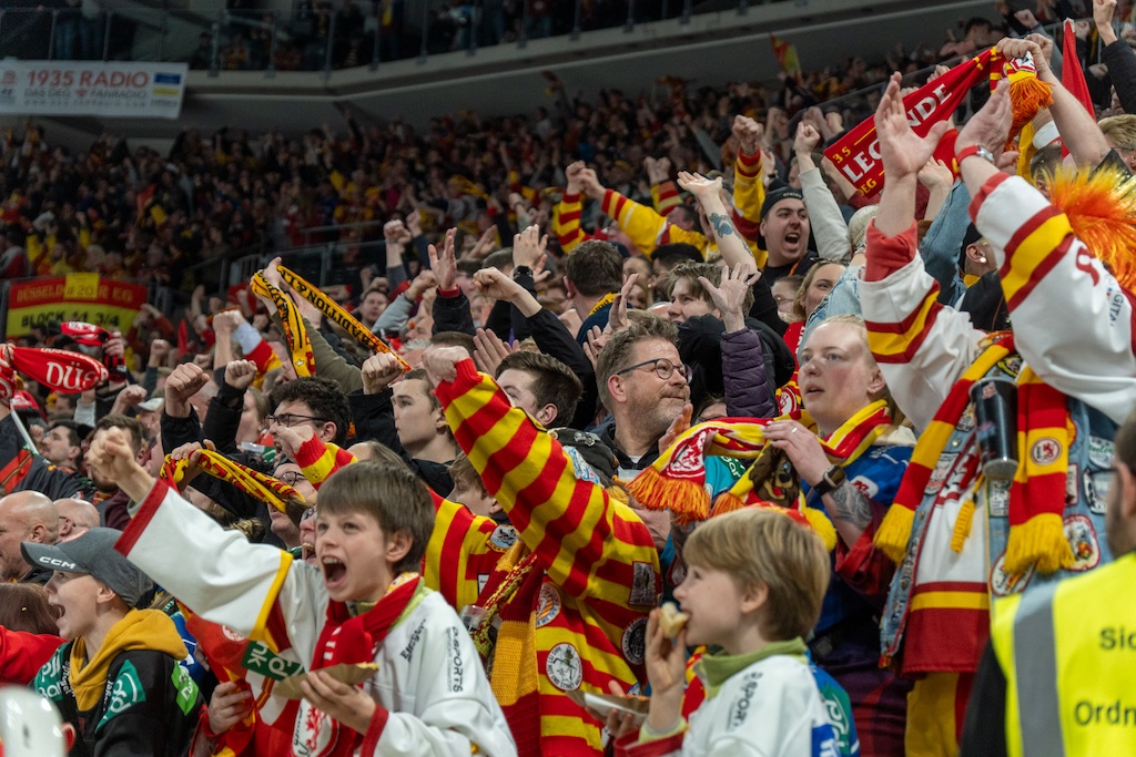 Fans feuern die DEG an © LB / Olaf Oidtmann