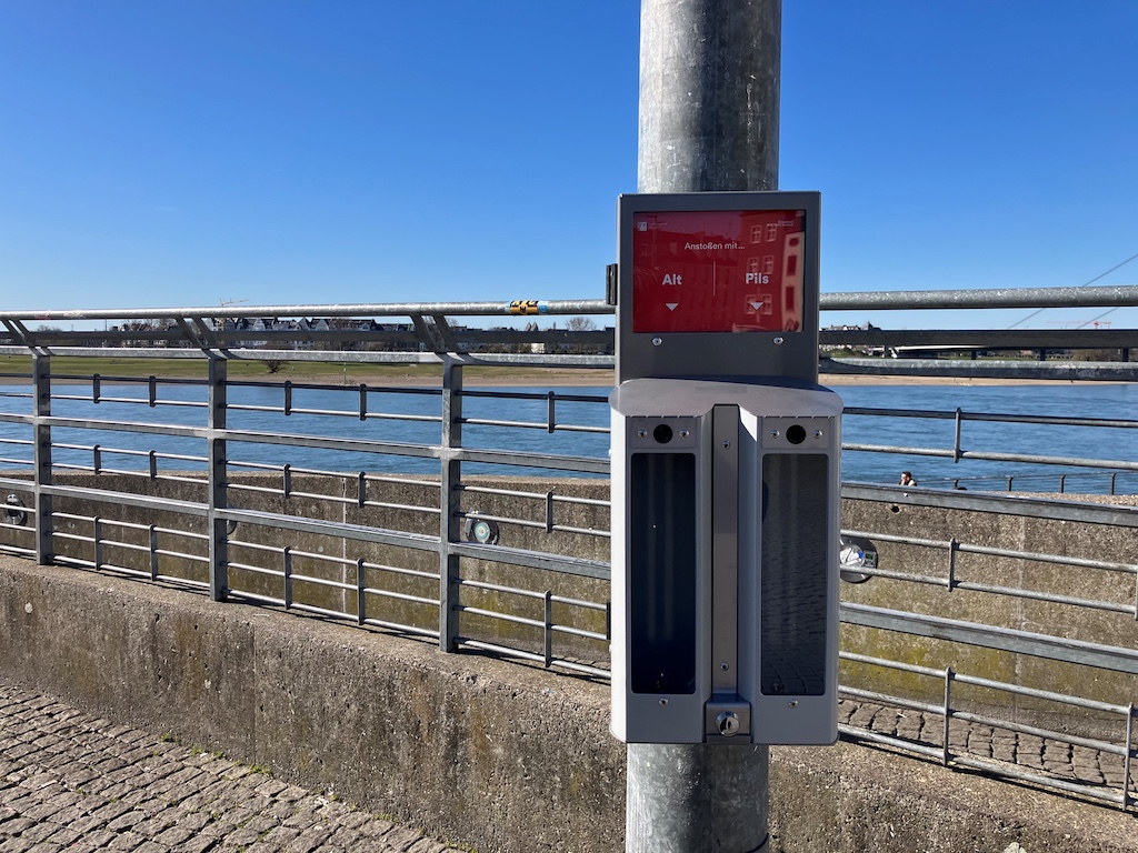 Düsseldorf montiert zwei “Abstimmaschenbecher”