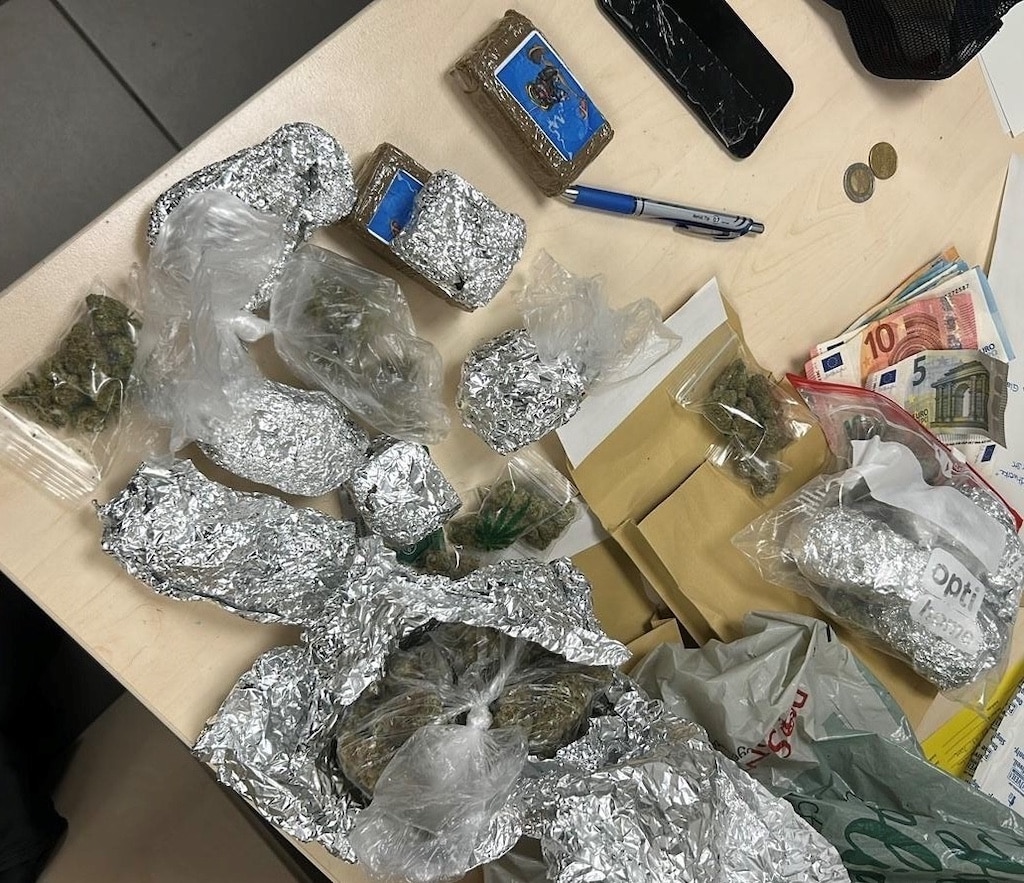 Drogenversteck in Supermarkt entdeckt – Polizei nimmt Dealer fest