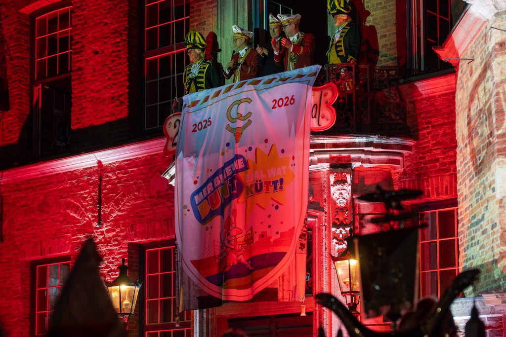 Karnevalsmotto 2026: „MER BLIEWE BUNT – EJAL WAT KÜTT!“