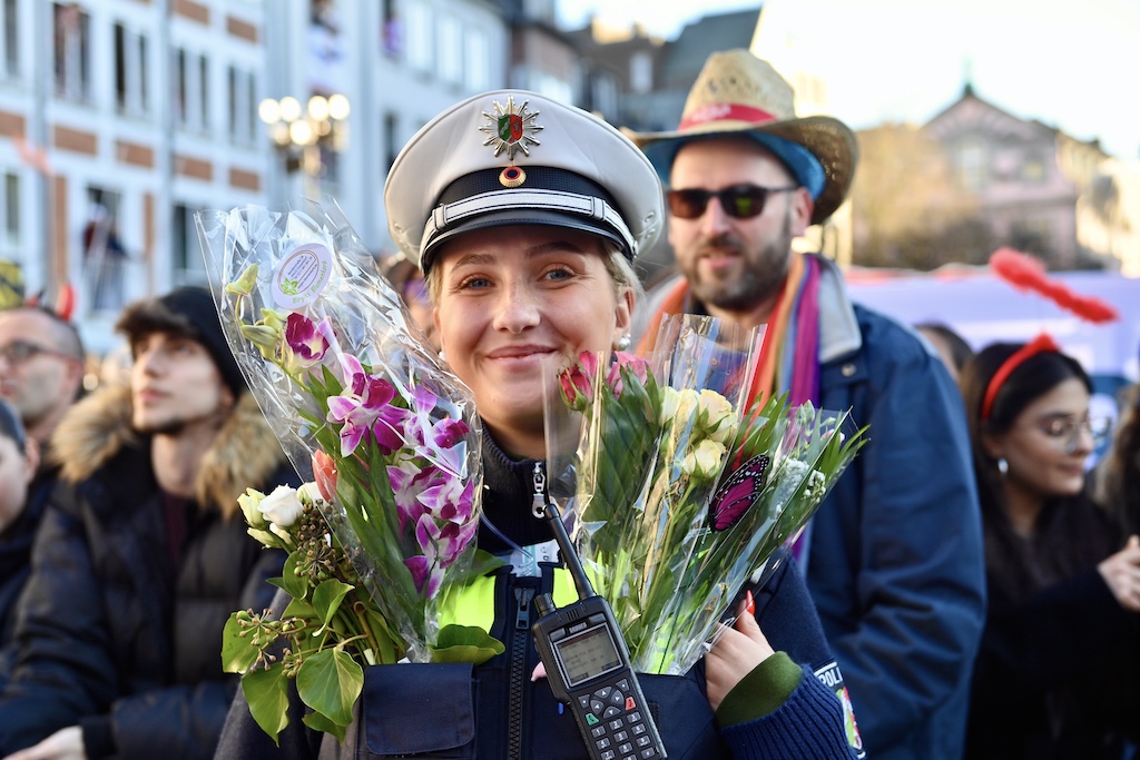 Rosenmontag in Düsseldorf: Tausende Jecken feiern friedlich bei Sonnenschein – Polizei zieht positive Bilanz