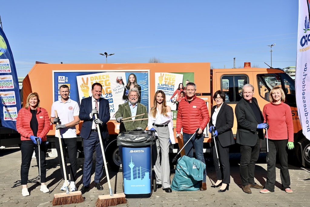 Sie sind für den Dreck-weg-Tag 2025 gerüstet (von links): Conny Michels (Postcode Lotterie), Oliver Fink (Fortuna), OB Dr. Stephan Keller, Joachim Umbach (Orga-Team DWT 2025), Anna Hiltrop (Model und Nachhaltigkeitsexpertin), Dominic Mc Vey (Postcode Lotterie) Dr. Ulrike Diederichs (AWISTA Kommunal), Jörg Mühlen (AWISTA) und Renate Böhm (Pro Düsseldorf) © Lokalbüro