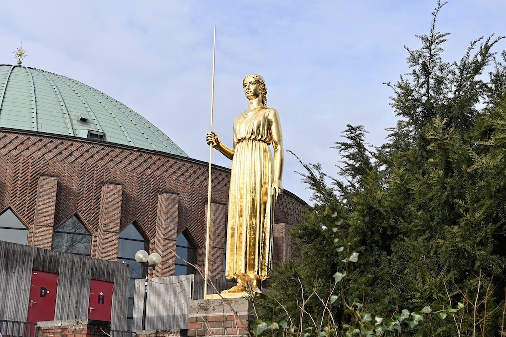 Neuvergoldung der Pallas Athene durch Stiftung ermöglicht