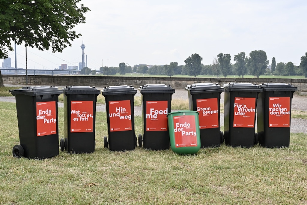 Auf in die Freiluftsaison — 400 Saisonmülltonnen sorgen für mehr Sauberkeit am Rheinufer und in Parks