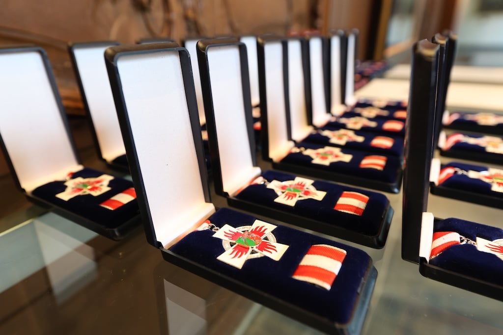 Oberbürgermeister Dr. Keller zeichnet Feuerwehrleute aus