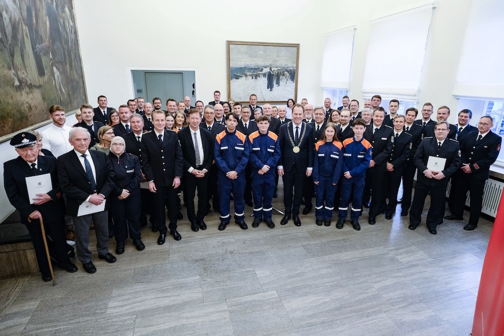 Ehrenamtliche Feuerwehrleute im Rathaus geehrt