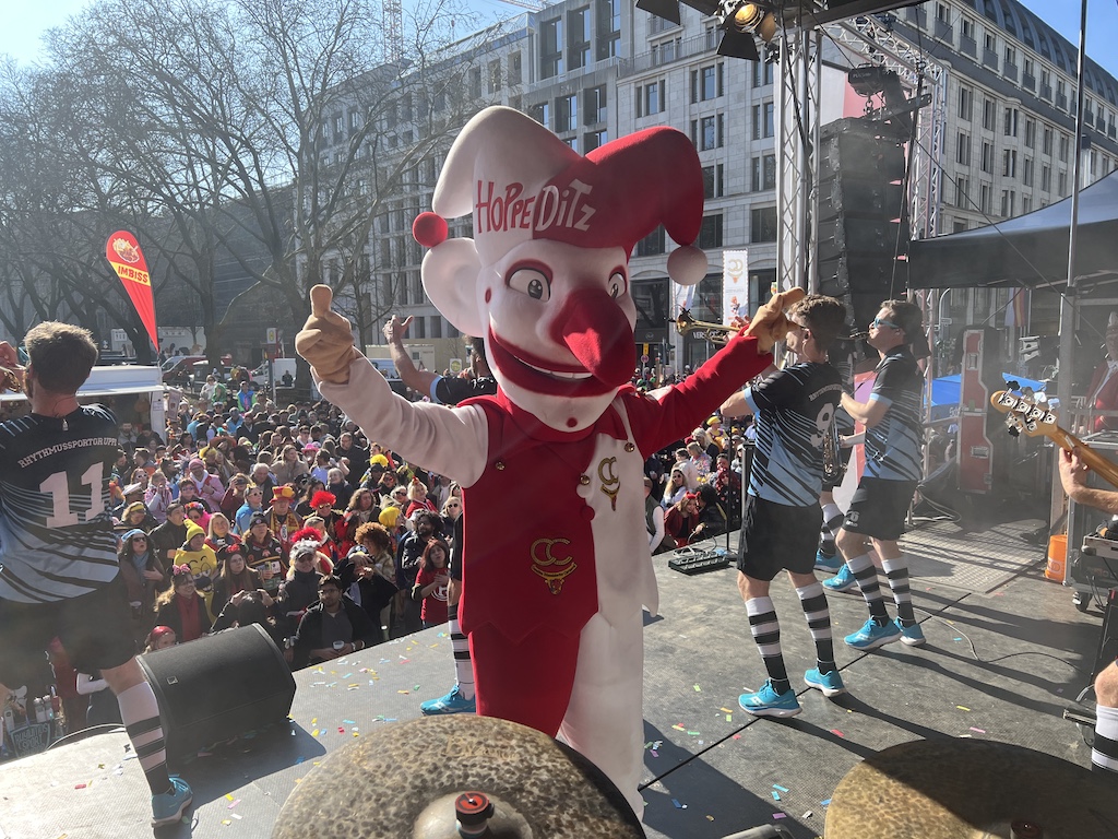 Feierlaune auf der Kö: Karnevalsfans strömen in die Innenstadt