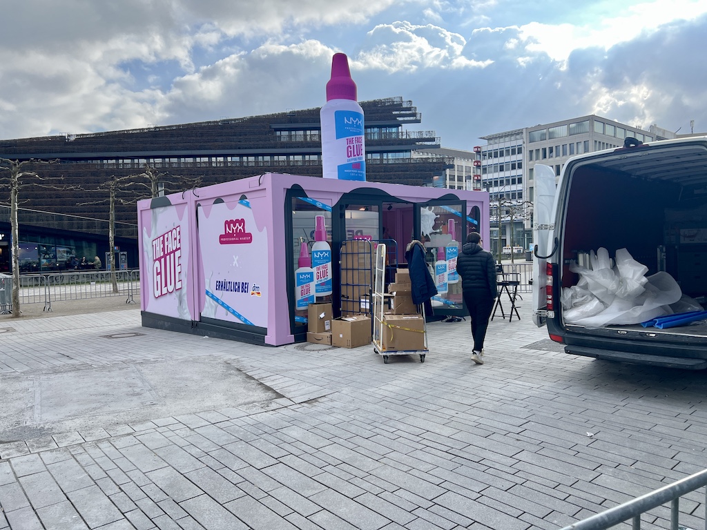„Werbecontainer verunstalten die schönen Plätze und ein Labyrinth aus Kabelkanälen“