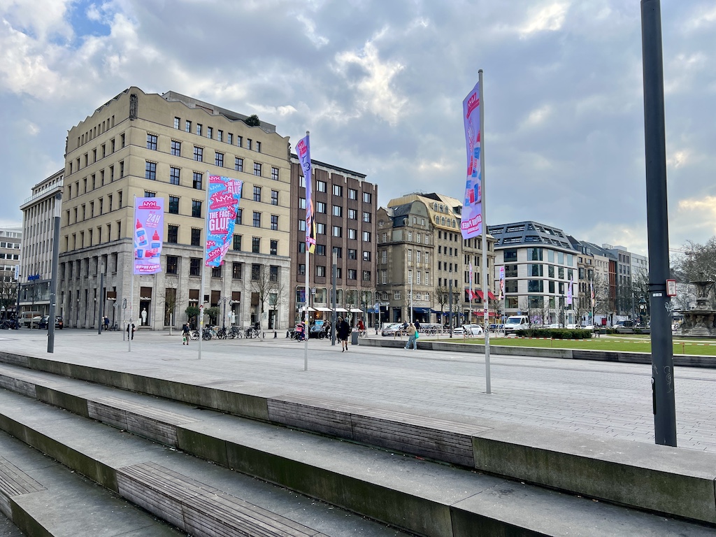 Flaggenparad am Corneliusplatz © Lokalbüro Flaggenparad am Corneliusplatz © Lokalbüro