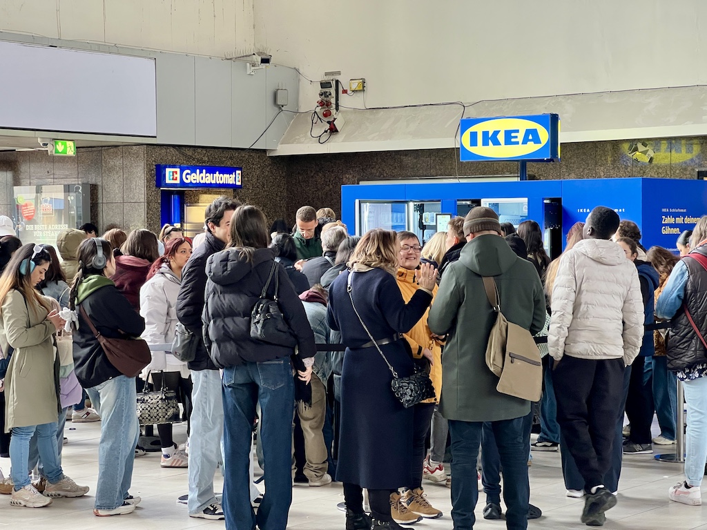 Noch heute steht der Ikea-Schlafomat am Düsseldorfer Hauptbahnhof