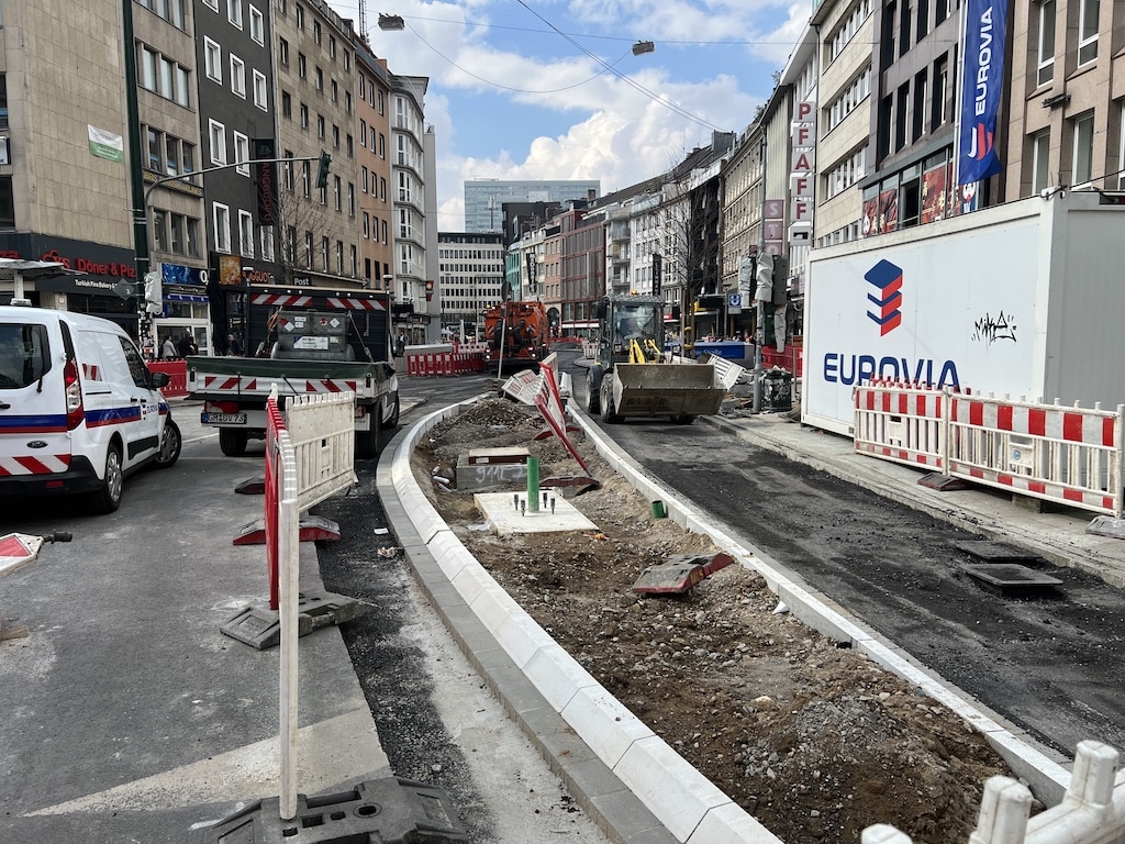 Baumaßnahmen am Wehrhahn gestartet: Verkehrseinschränkungen wegen Asphaltarbeiten