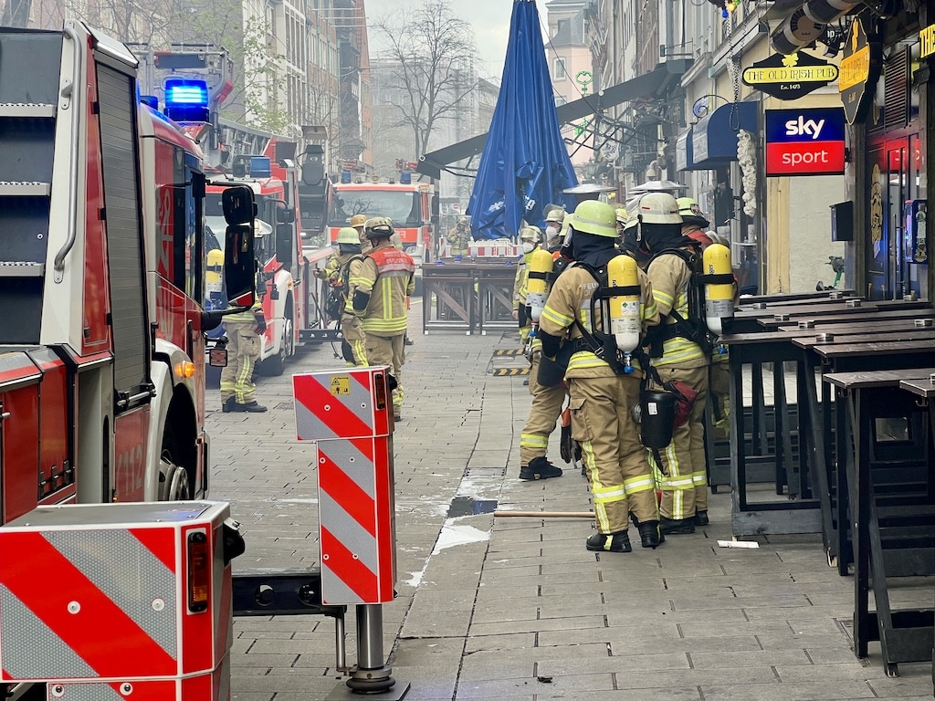 Dichter Rauch in der Altstadt – Feuerwehr bekämpft Zimmerbrand