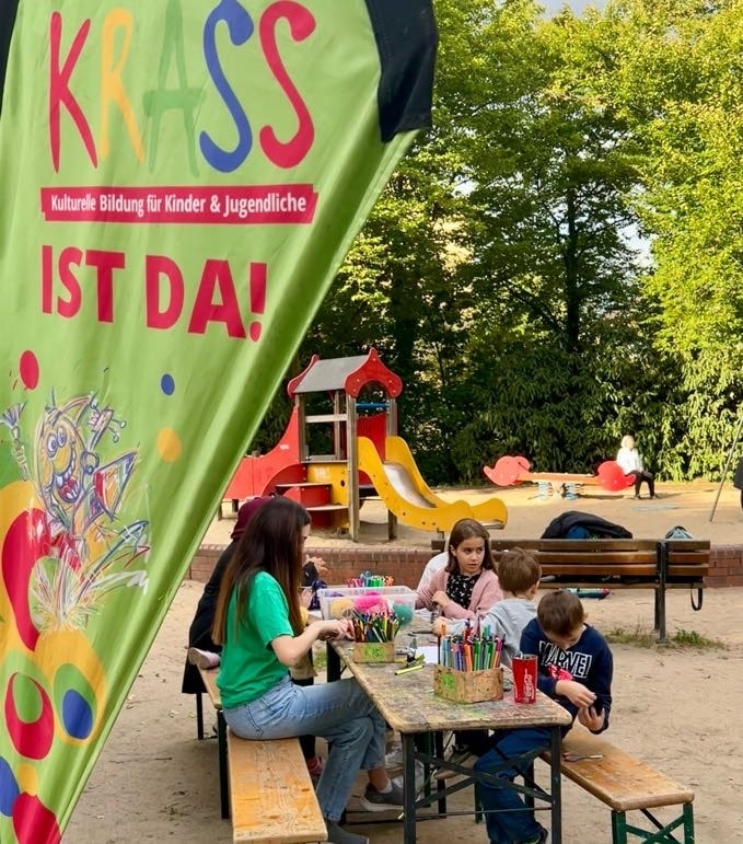KRASS e.V. – Kulturelle Bildung für Kinder und Jugendliche fährt nach der Winterpause wieder zu Düsseldorfer Spielplätzen