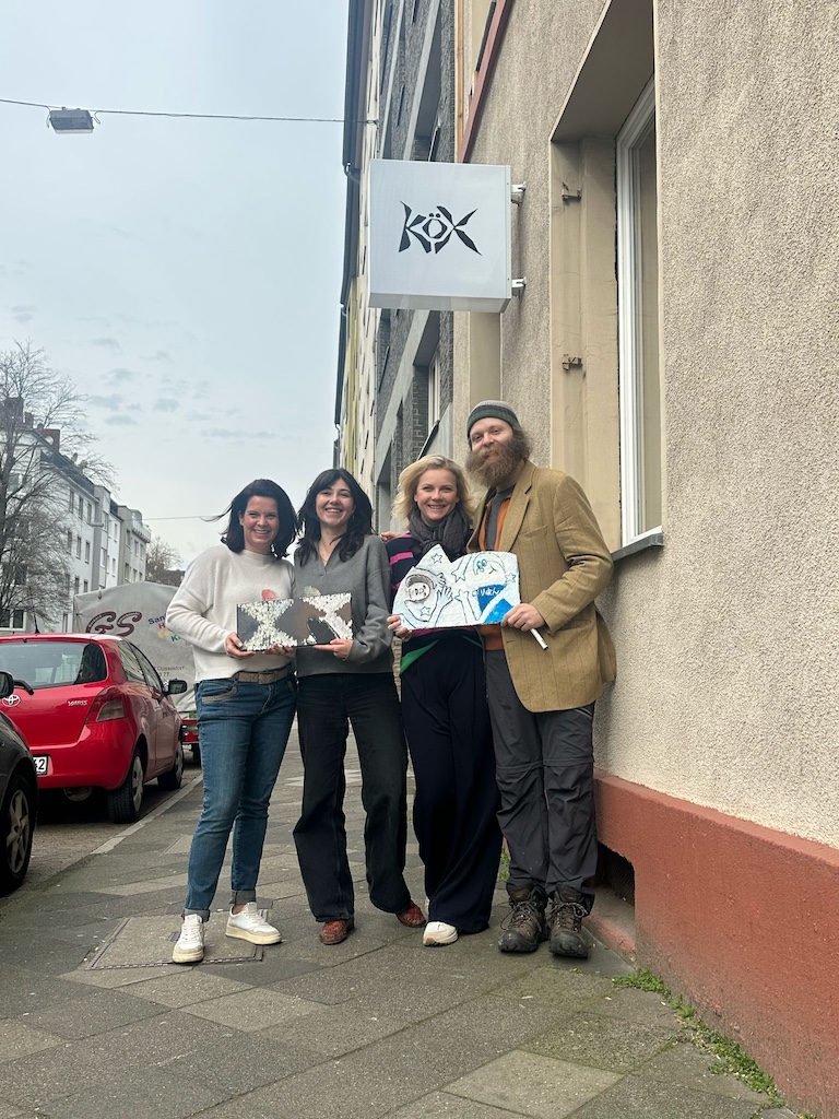 Lions Club Düsseldorf Schloss Kalkum@privat v.l. Rebecca Eitelwein vom Lions Club Düsseldorf-Schloss Kalkum übergibt die Spende an KöX e.V. Foto: Privat