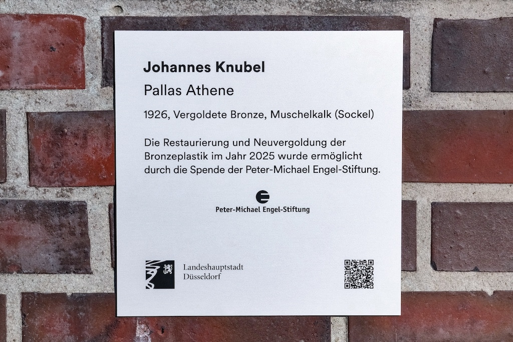 Die vollständigen Kosten für die Restaurierung und Neuvergoldung der Statue in Höhe von rund 49.000 Euro übernahm die Peter-Michael Engel-Stiftung. Eine Plakette macht jetzt auf die großzügige Zuwendung aufmerksam. © Landeshauptstadt Düsseldorf/Michael Gstettenbauer