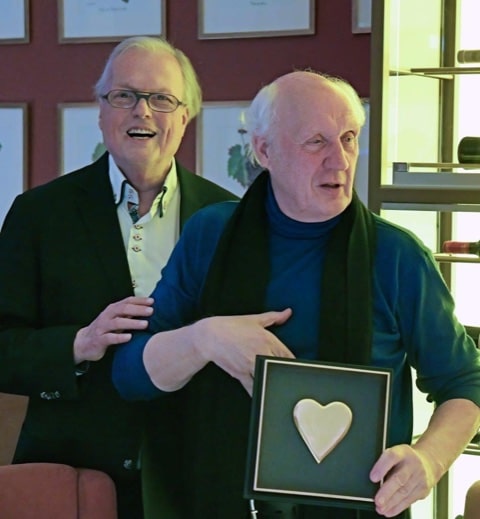 Übergabe eines UNICEF-Herzens in Gold durch Heribert Klein