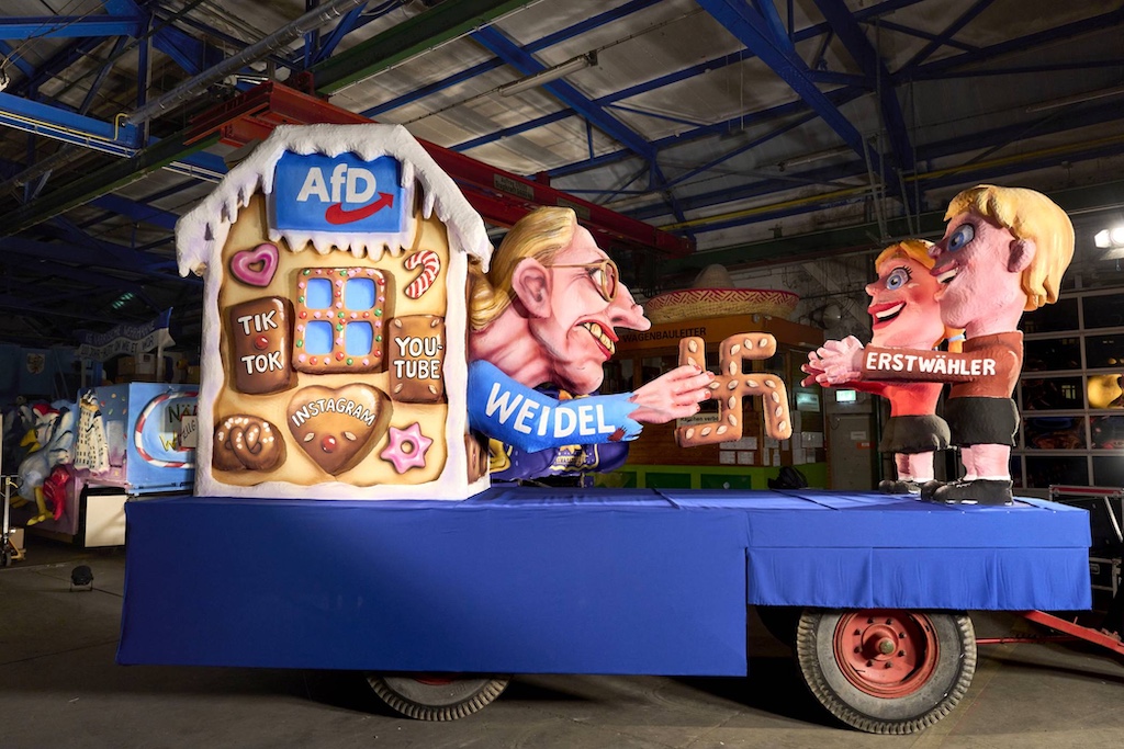 Frühe Enthüllung zweier Mottowagen: Rosenmontagszug bricht mit Tradition