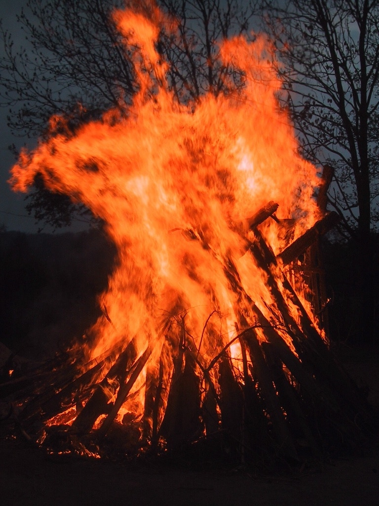 Stimmungsvolles Osterfeuer in Bilk lädt zum „Zosamme“-Feiern ein