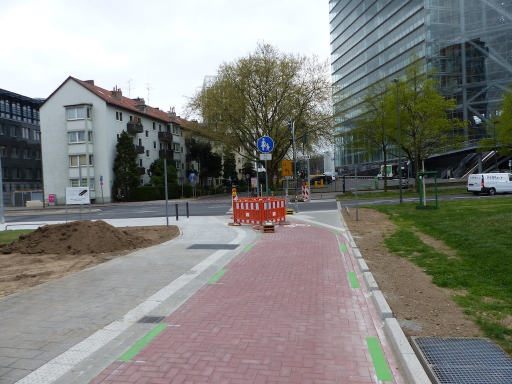 Der neue, rotgepflasterte Zweirichtungsradweg in Richtung Ernst-Gnoß-Straße ist deutlich vom angrenzenden Gehweg getrennt und reduziert somit die Konflikte zwischen Rad- und Fußverkehr. © Landeshauptstadt Düsseldorf, Amt für Verkehrsmanagement