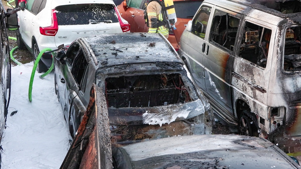 Brennende PKW erfordern Einsatz der Feuerwehr – keine Verletz