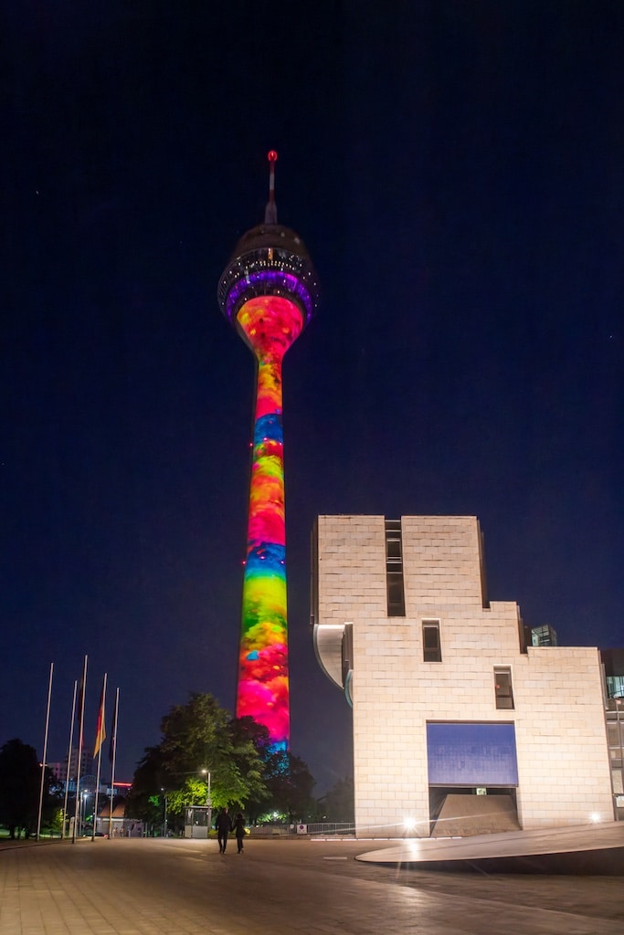 Das Kunstwerk erstrahl auf dem Rheinturm © LB / Olaf oidtmann Das Kunstwerk erstrahl auf dem Rheinturm © LB / Olaf oidtmann